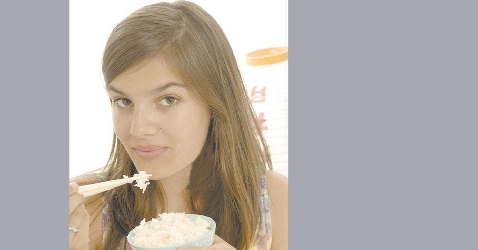 Mujer comiendo arroz