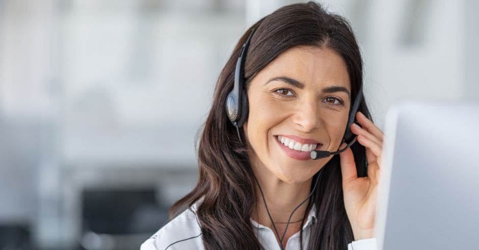 Agente de centro de llamadas con auriculares