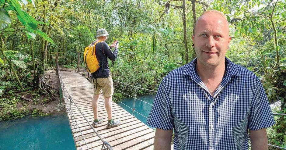 un hombre caucásico sobre un fondo de turismo natural