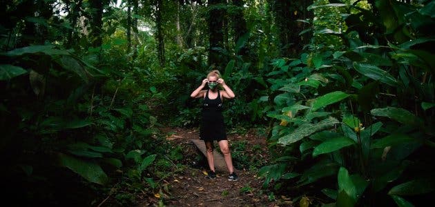 Mujer en bosque
