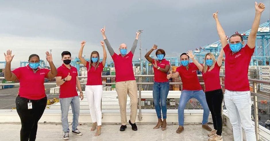 Trabajadores de AMP Terminal celebrando en la terminal de contenedores