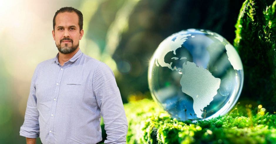 un hombre moreno de barba sobre un fondo de medio ambiente