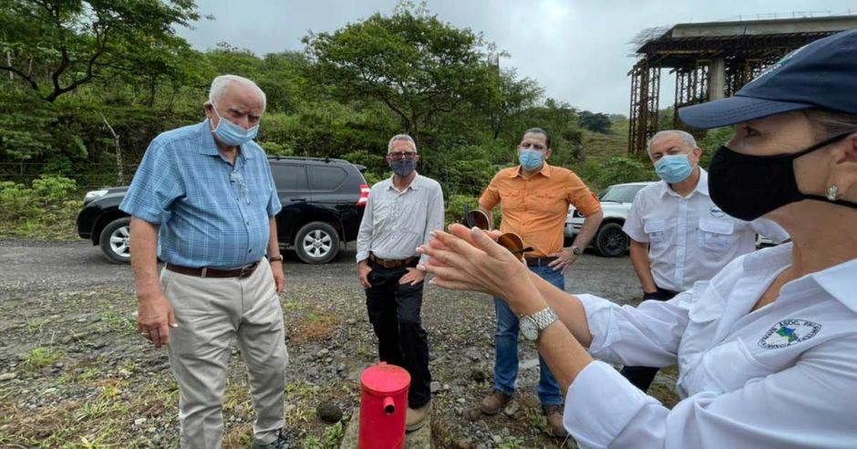 El ministro de Obras Públicas, Rodolfo Méndez, con un grupo de vecinos y representantes de la Asociación Pro Carretera