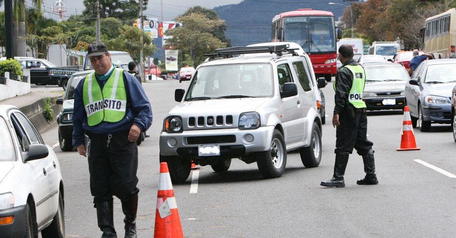 Oficiales de tránsito realizando operativos contra la restricción vehicular