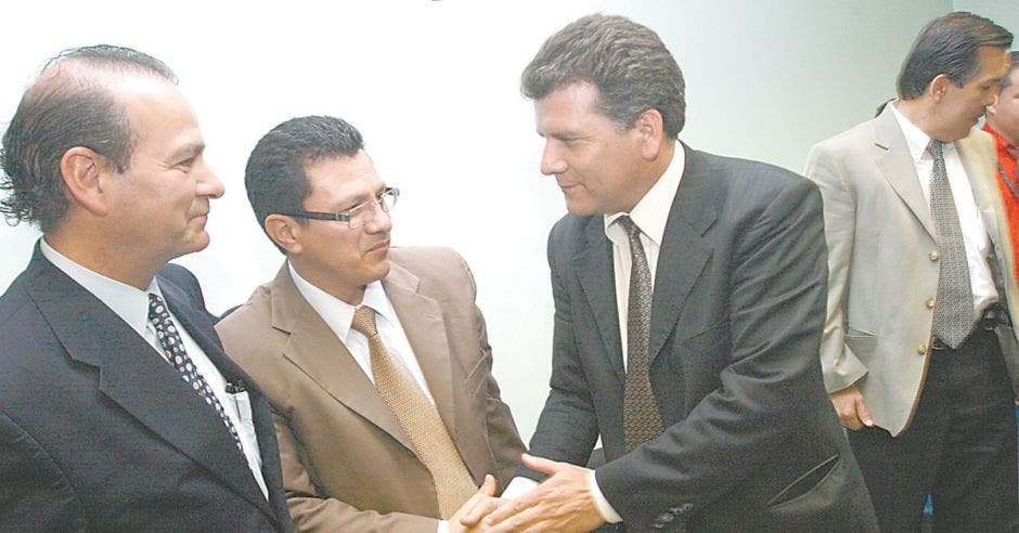 Fabián Volio, abogado de la ARESEP; Carlos Montenegro, subdirector ejecutivo de la Cámara de Industrias y Carlos Roldán director ejecutivo de la Asociación de Grandes Consumidores de Energía se felicitan al escuchar la resolución del Tribunal.