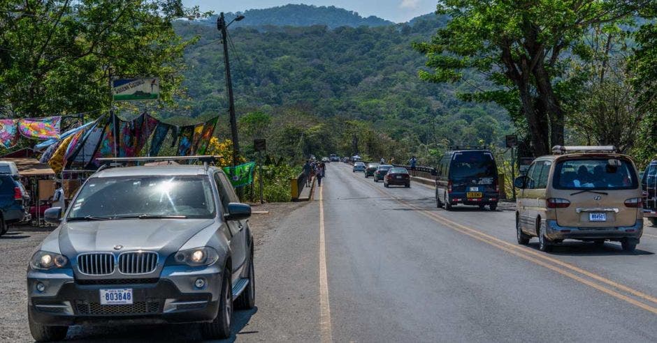 La carretera que pasa por el puente de Tárcoles, un lugar turístico popular en el Pacífico de Costa Rica. Un BMW estacionado se puede ver en primer plano.