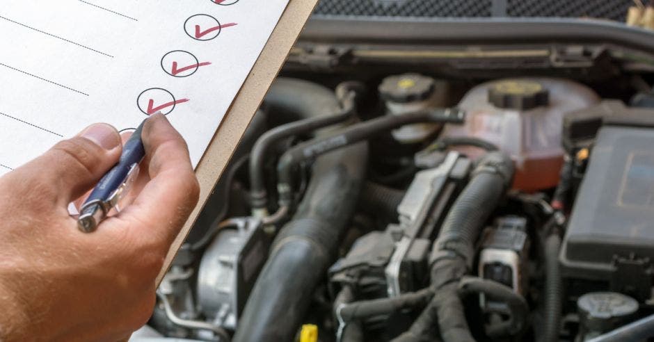 Un motor de un vehículo sometiéndose a una revisión