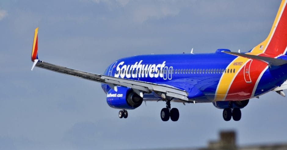 Un avión azul se prepara para aterrizar en el aeropuerto internacional de Baltimore Washington