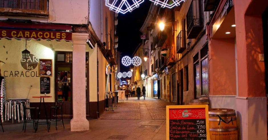 Restaurantes en la calle Boticas iluminados con adornos navideños