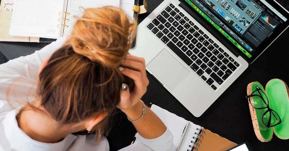 Mujer frente a laptop