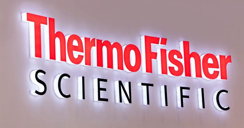 letras que dicen thermo fisher scientific en color rojo sobre un fondo gris