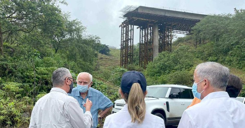 El ministro Rodolfo Méndez, conversando con representantes de la Asociación Pro Carretera