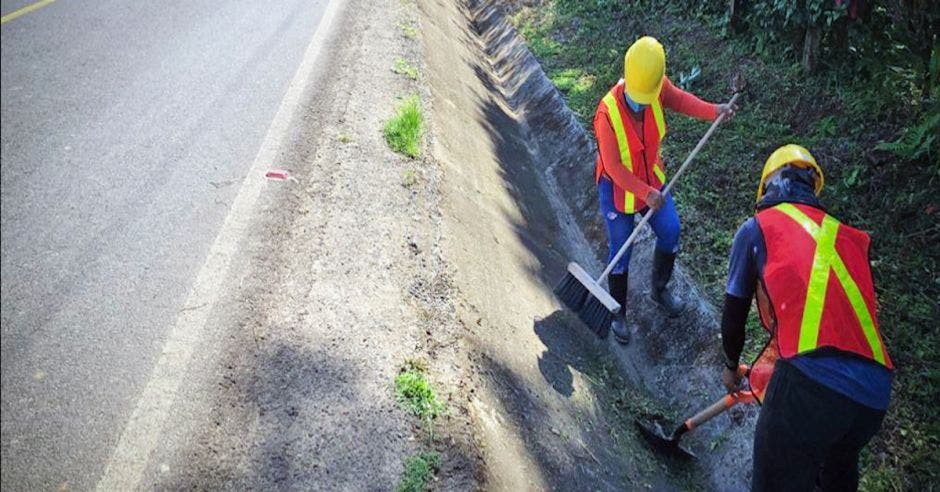 Mujeres trabajando en conservación vial