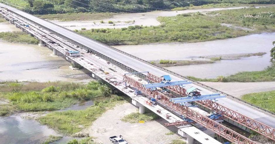 Toma aérea de construcción de uno de los puentes paralelos en la ruta 32