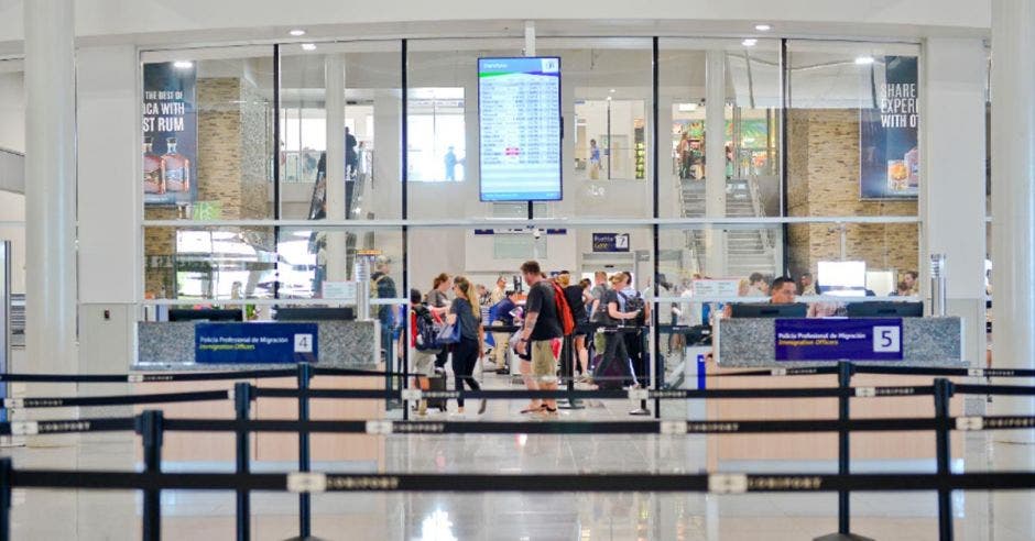 lobby de un aeropuerto con mucho tránsito de personas