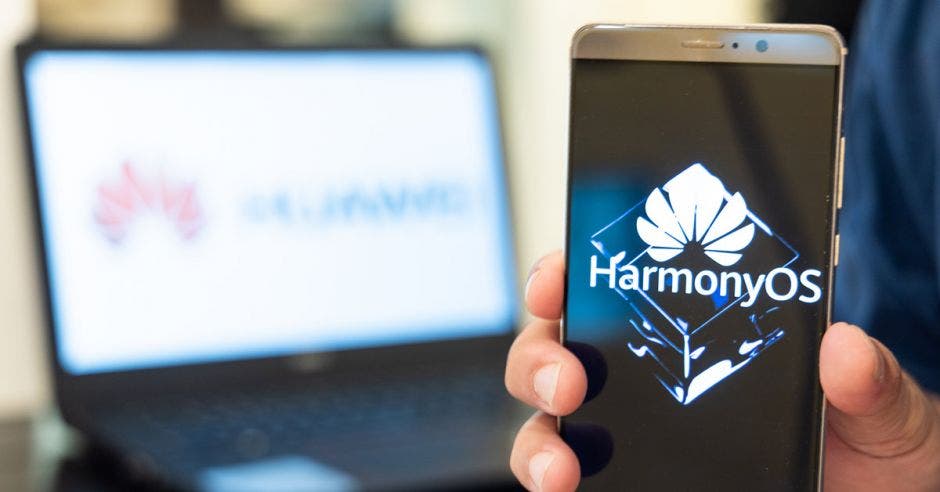 Celular Huawei con el sistema operativo HarmonyOS