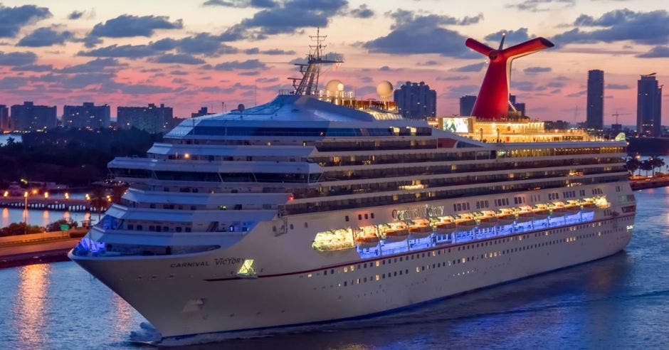 Crucero Carnival Victory navegando al amanecer en el puerto de Miami