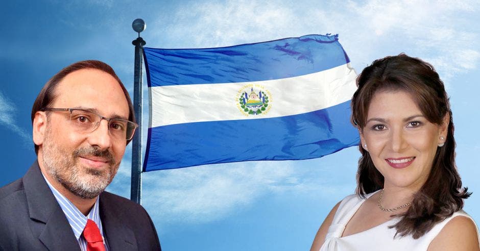 Alejandro Barahona, politólogo y relacionista internacional y Fanny Ramírez, consultora internacional en comunicación política y socia, de fondo bandera de El Salvador