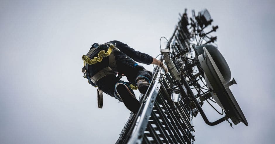 Persona escalando torre celular