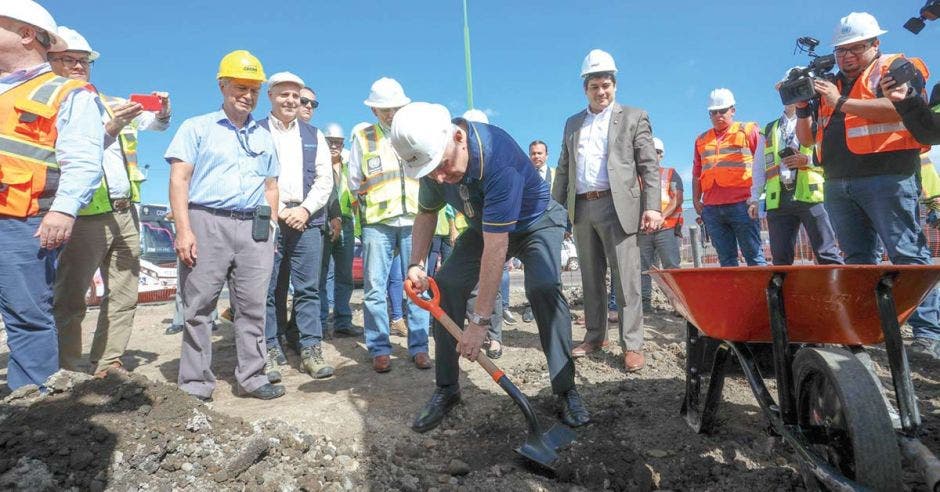 El ministro Rodolfo Méndez llenando de tierra un carretillo como acto simbólico en el arranque de obras en la rotonda de las Garantías Sociales