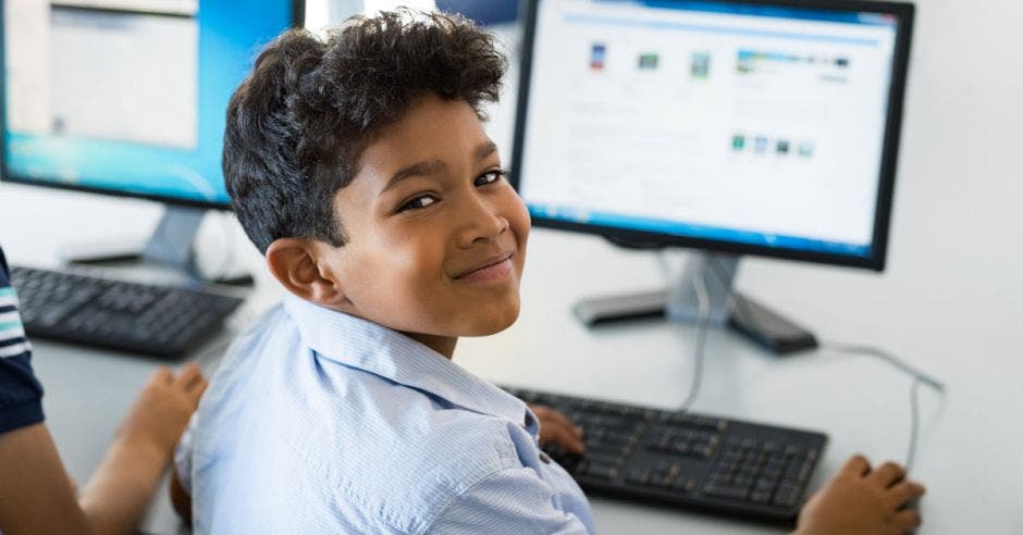 Joven usando una computadora