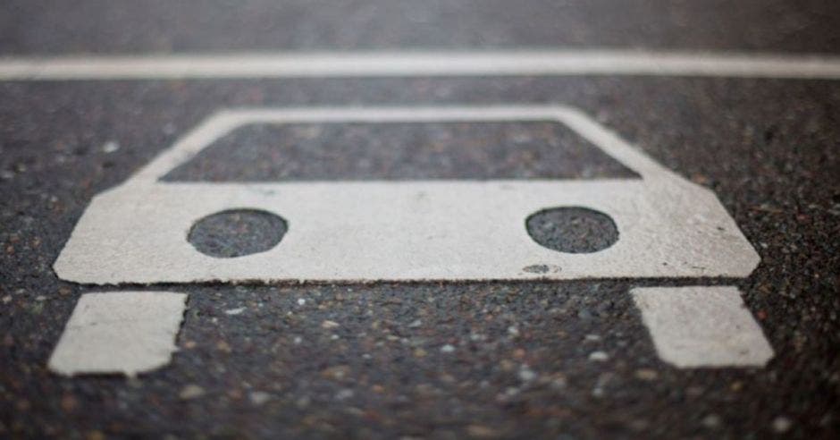 imagen de un carro pintado en el pavimento