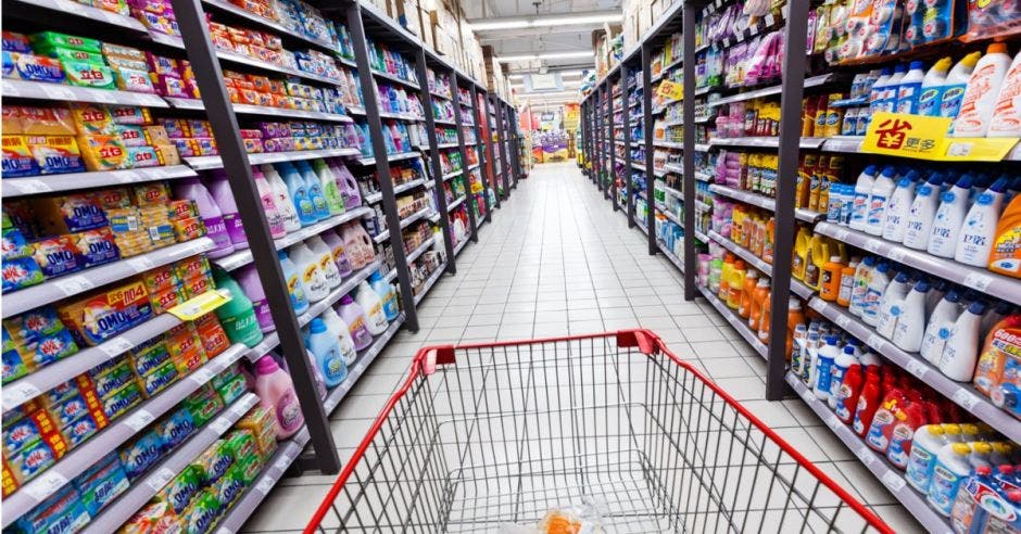 Carrito de supermercado en pasillo