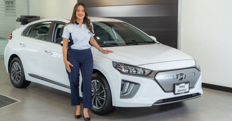 hyundai Costa Rica mujer carro eléctrico