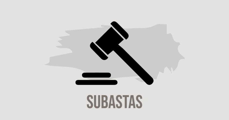 Mazo de juez dibujado sobre palabra subastas