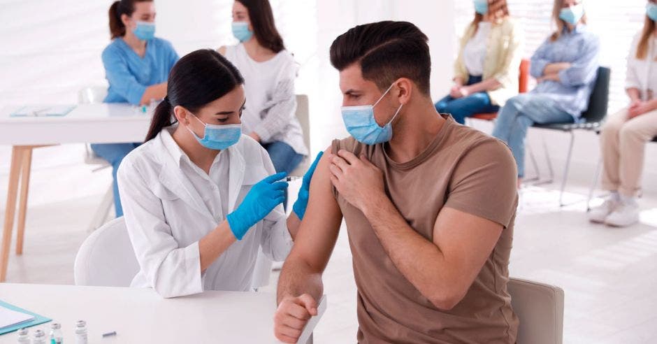 Unas personas recibiendo una vacuna