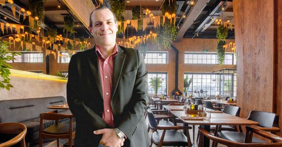 un hombre de camisa y traje sobre el fondo de un restaurante