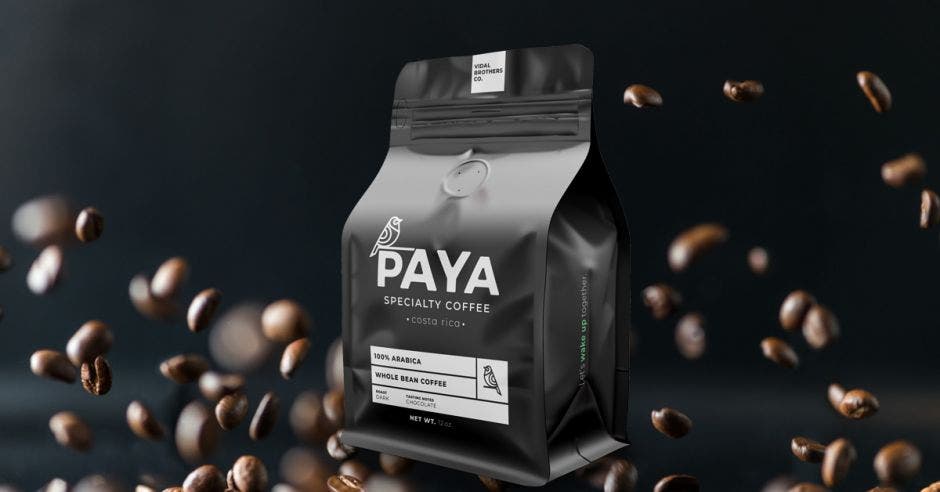 una bolsa de café color negro. Concepto de granos de café cayendo sobre el fondo