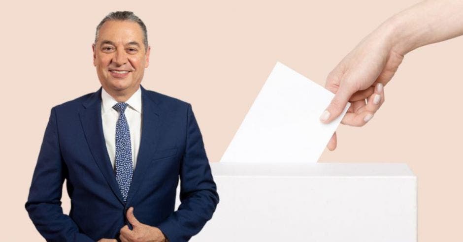 Roberto Thompson, precandidato verdiblanco, en primer plano. En segundo plano una persona emitiendo su voto por medio de una papeleta