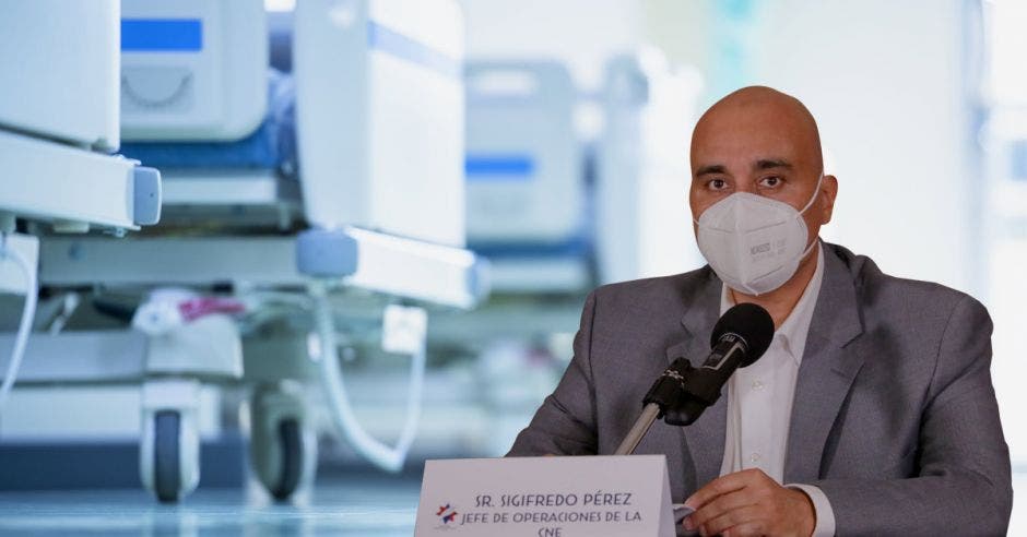 Sigifredo Pérez y de fondo una imagen de unas camas de hospital