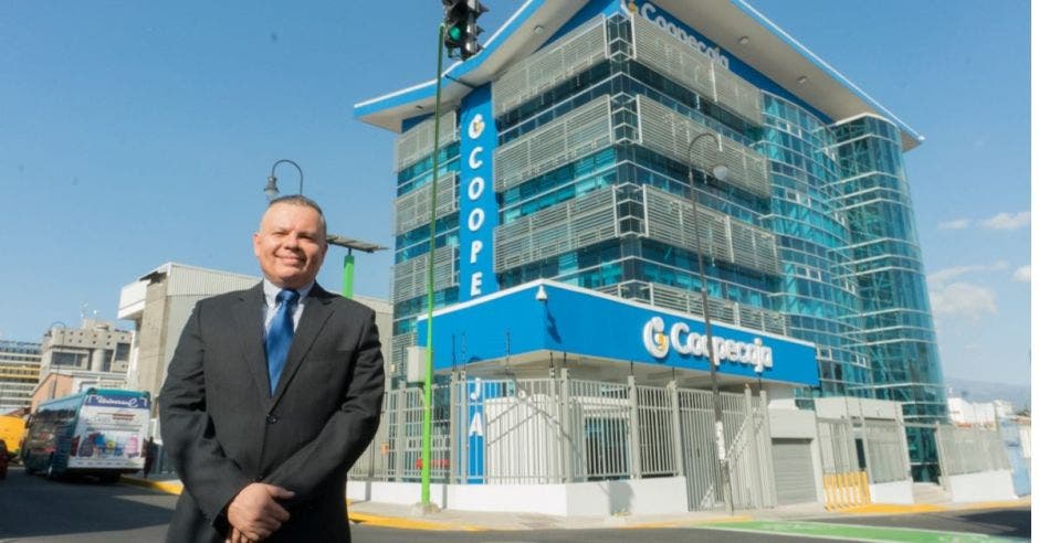 Hombre frente a edificio de Coopecaja