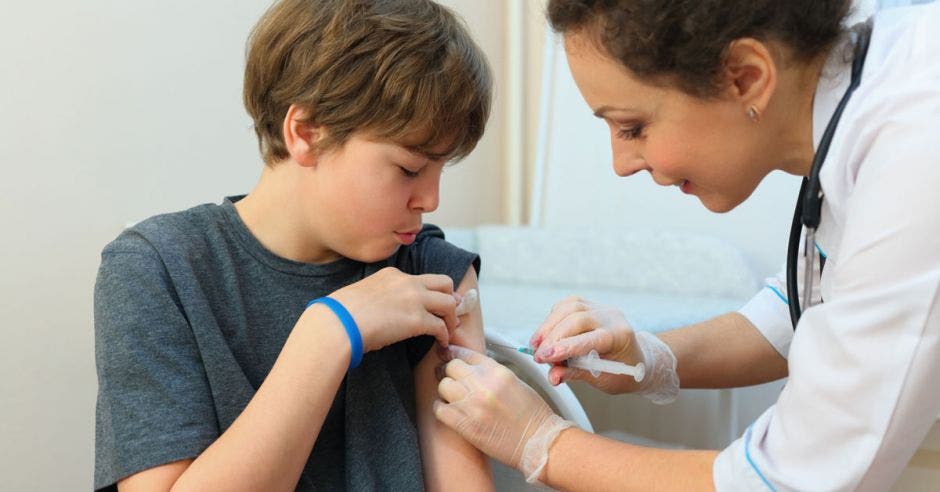 Un joven recibiendo una vacuna contra Covid-19