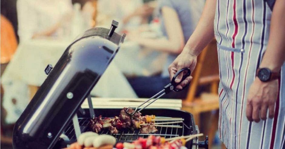 Una persona cocinando a la parrilla