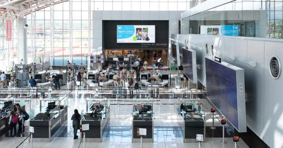 Toma aérea de áreas de mostradores del aeropuerto Juan Santamaría