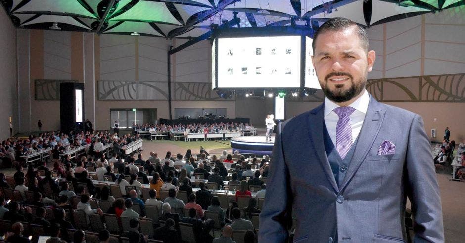 Álvaro Rojas, Gerente General del Centro de Convenciones de Costa Rica, de fondo imagen de evento en el recinto