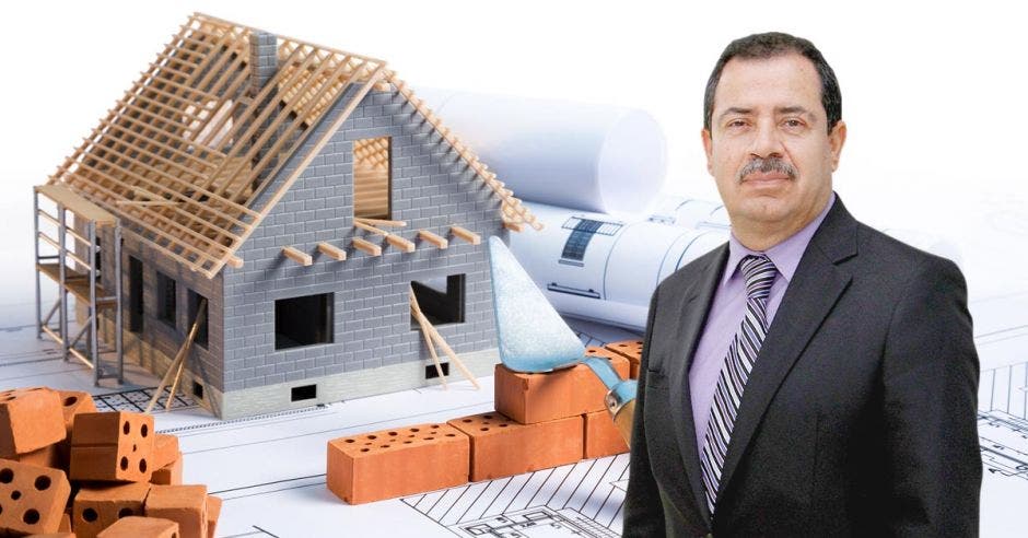 un hombre de bigote y traje sobre la imagen de una casa en construcción