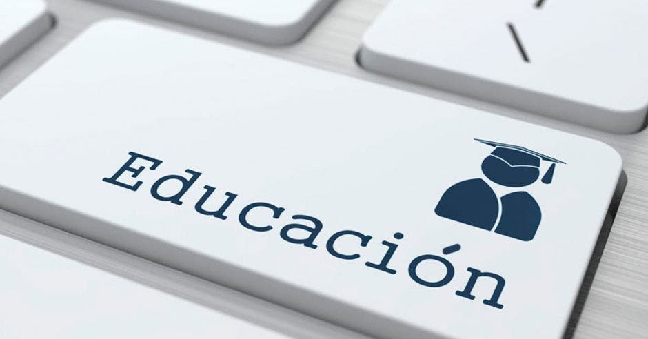 Una tecla de una computadora y la palabra Educación con un ícono de una persona graduada