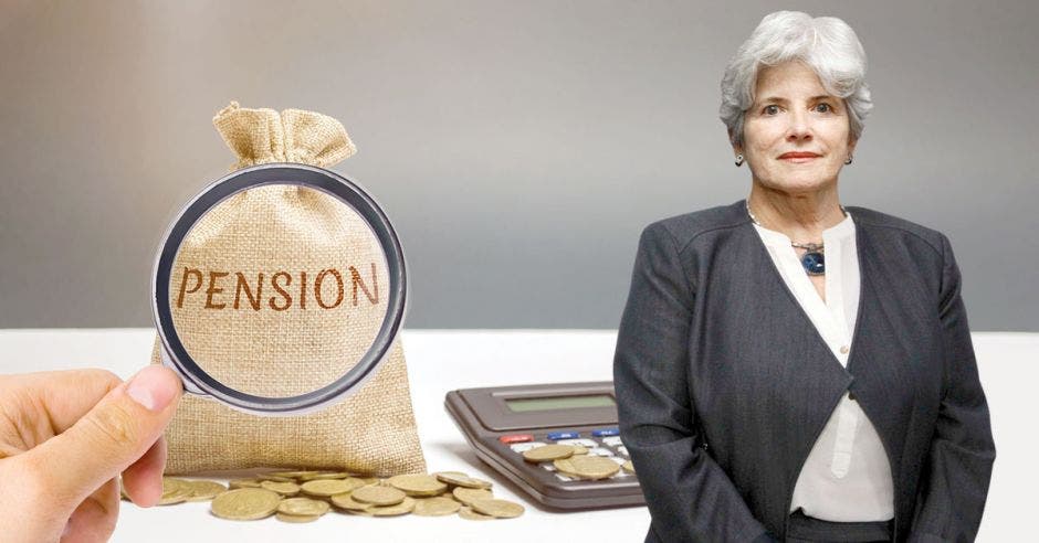 Mujer de pelo blanco frente a bolsa que dice pensión y lupa encima