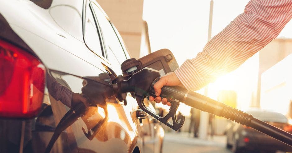 Persona cargando combustible en su auto