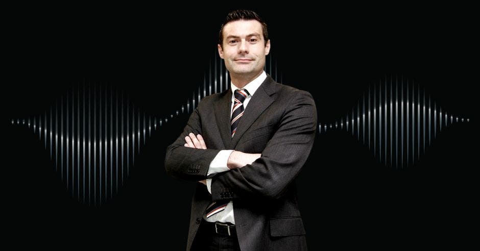 Massimo Manzi Director Ejecutivo Cámara Costarricense de Salud en primer plano ante un fondo negro