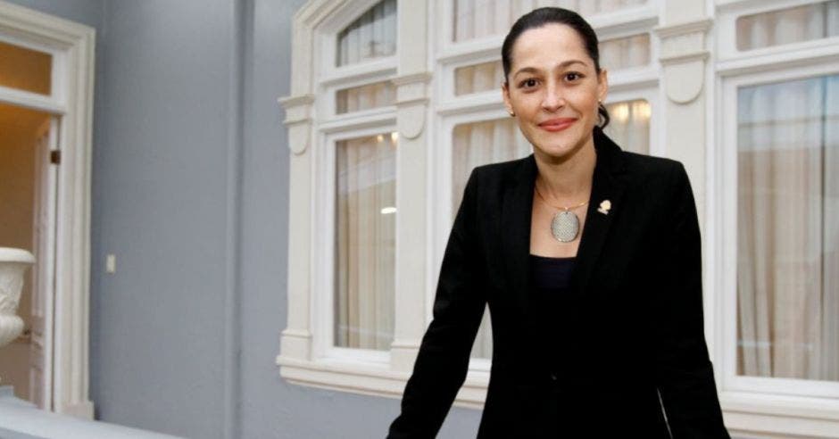 María Inés posa en la Asamblea Legislativa