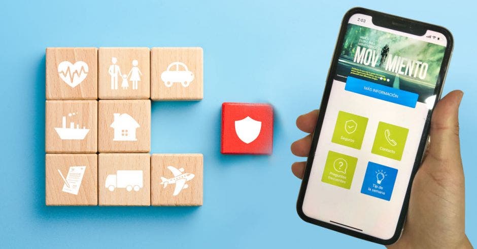 cubos de madera con distintos símbolos junto a mano sosteniendo celular con la app de BN Seguros