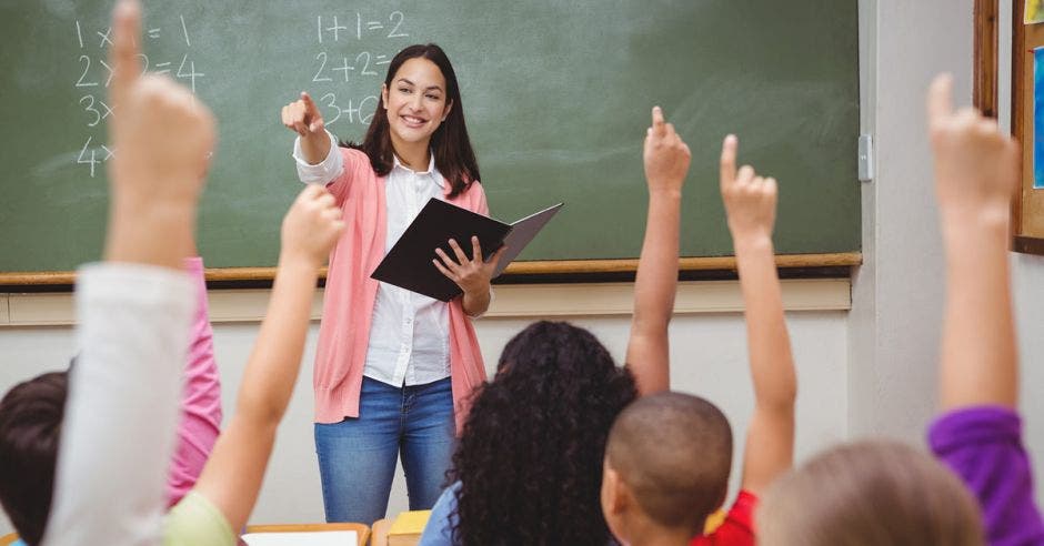 maestra dando clases a niños