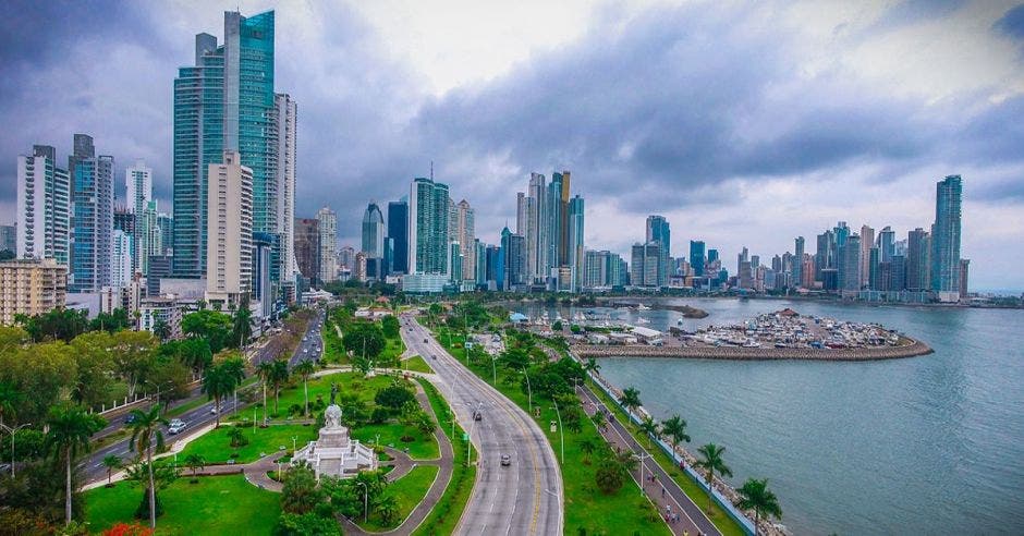 un conjunto de rascacielos recortan el cielo de Ciudad Panamá, Panamá