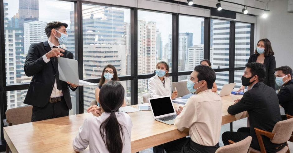 Grupo de personas reunidas en una oficina