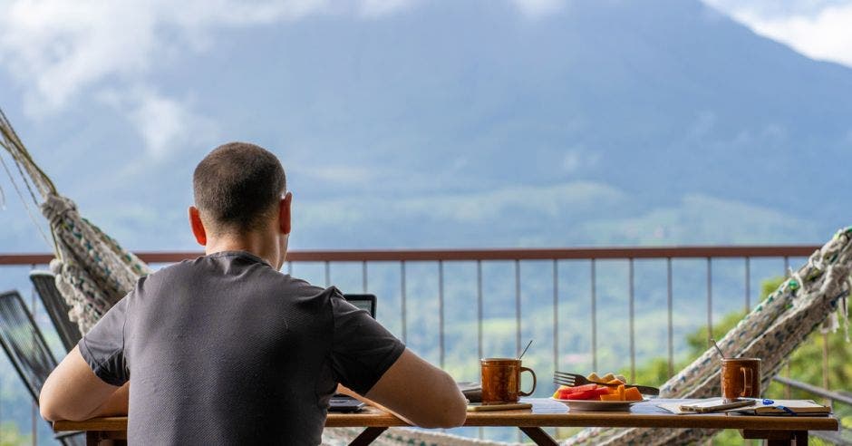 un hombre disfruta su desayuno en hotel con vista al mar